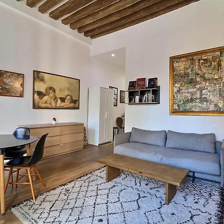 1st - Beautiful - Chatelet District Parigi